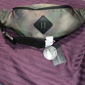 No Boundaries Men's Flat Fanny Pack Bag Abstract Camo